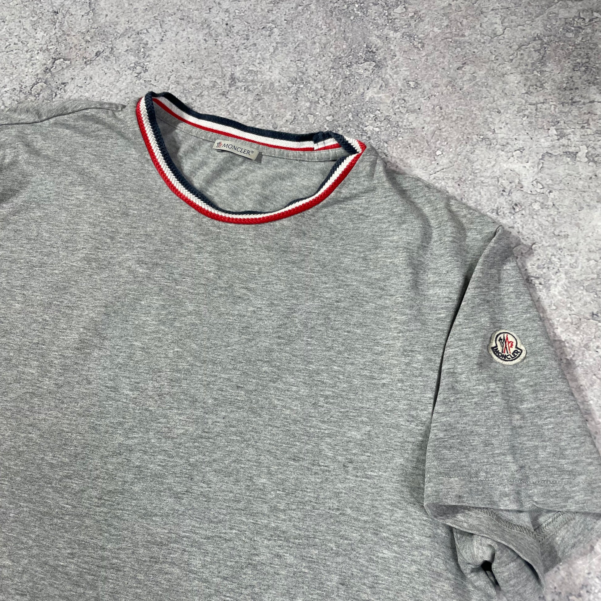 Moncler grey t deals shirt